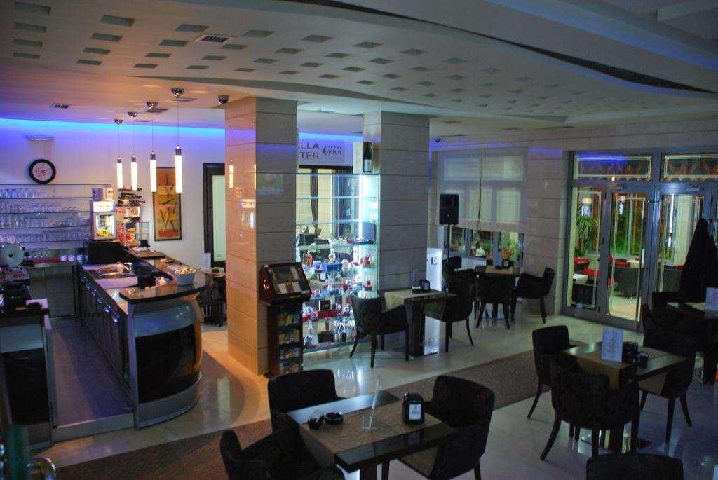 Hotel Comfort Tiran Restoran fotoğraf