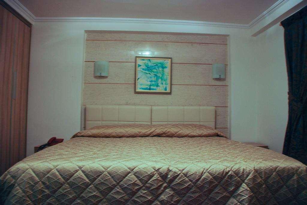 Hotel Comfort Tiran Oda fotoğraf